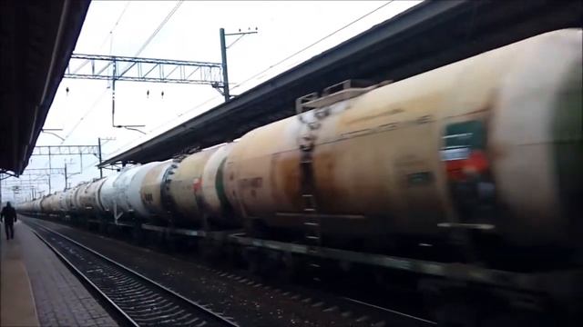 ВЛ10-320 с грузовым поездом по неправильному пути смотреть онлайн