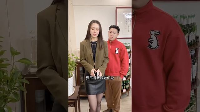 剛打開廁所門進去，美女老闆突然亂摸，還問我這裡為什麼這麼硬！ смотреть онлайн