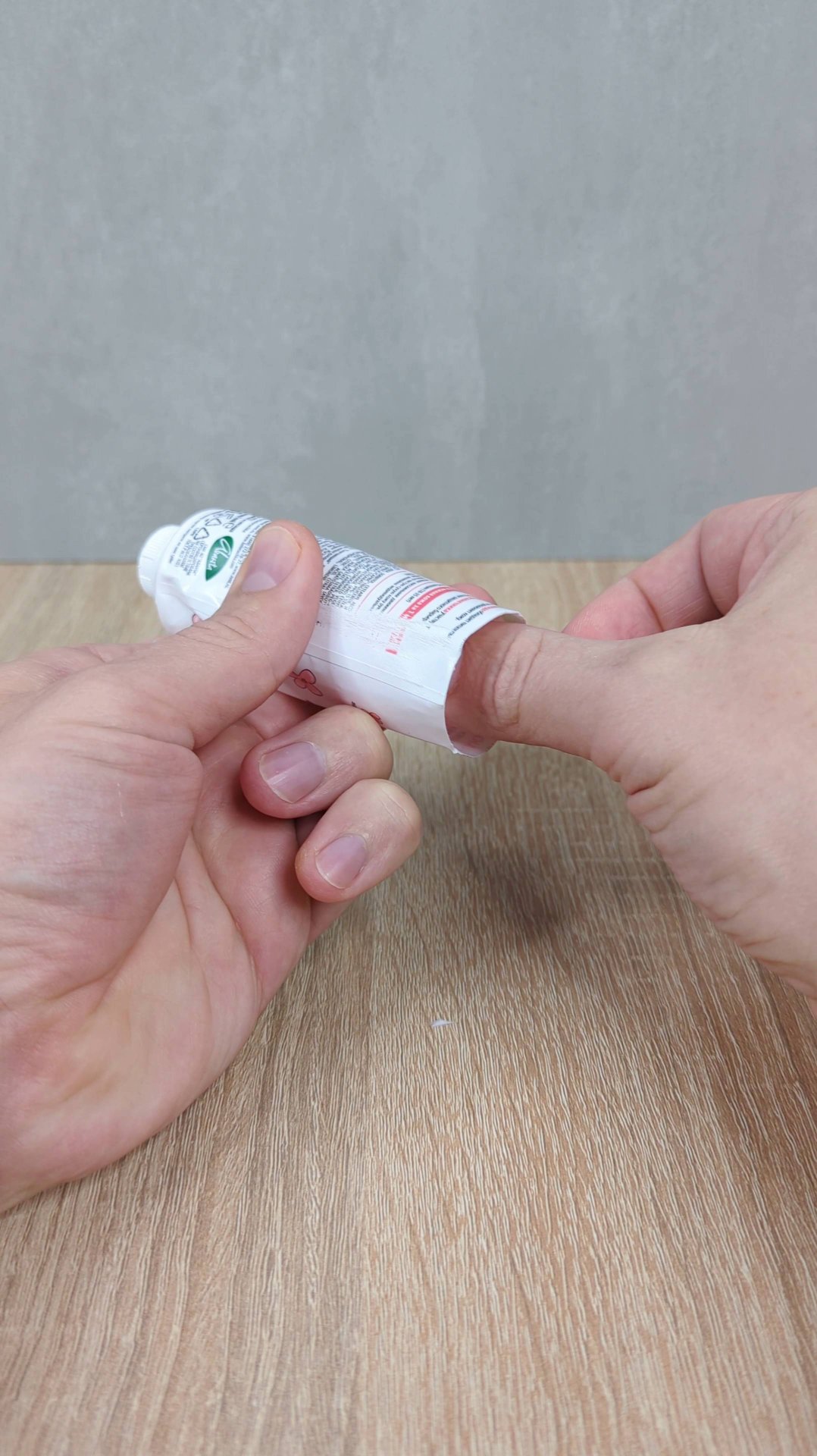 Обязательно запомни эту хитрость! Как выдавить остатки крема из тюбика смотреть онлайн