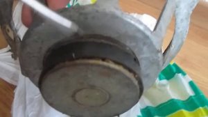 Снял магнит без инструментов за несколько секунд простыми движениями