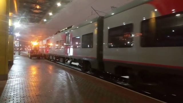 Электропоезд ЭС1П-013 с тестовой обкаткой на станции Минск-Пассажирский 29.12.2020г смотреть онлайн
