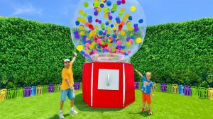 Крис и Приключение с гигантским автоматом с конфетами!