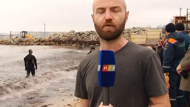 Православные окунались в Евпатории под тёплыми лучами солнца смотреть онлайн