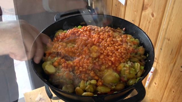 Camper Frühstück / Pfannen Rezept mit Bohnen, Hackfleisch und Spiegelei смотреть онлайн