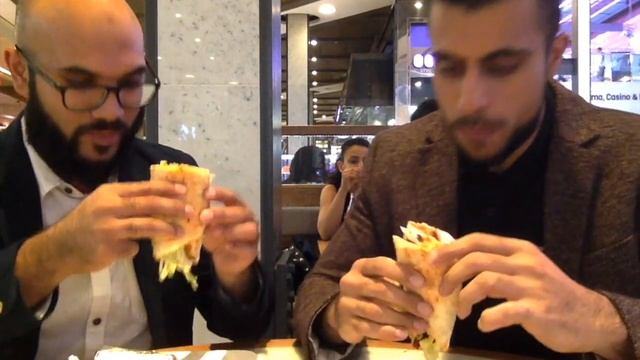 Halal Hangouts Bites - Chicken Wrap VS Chicken Burrito Challenge! смотреть онлайн