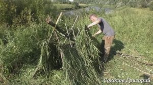 Шалаш из природных материалов.