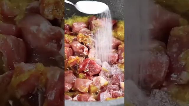 Нежное мясо в луковом соусе. смотреть онлайн