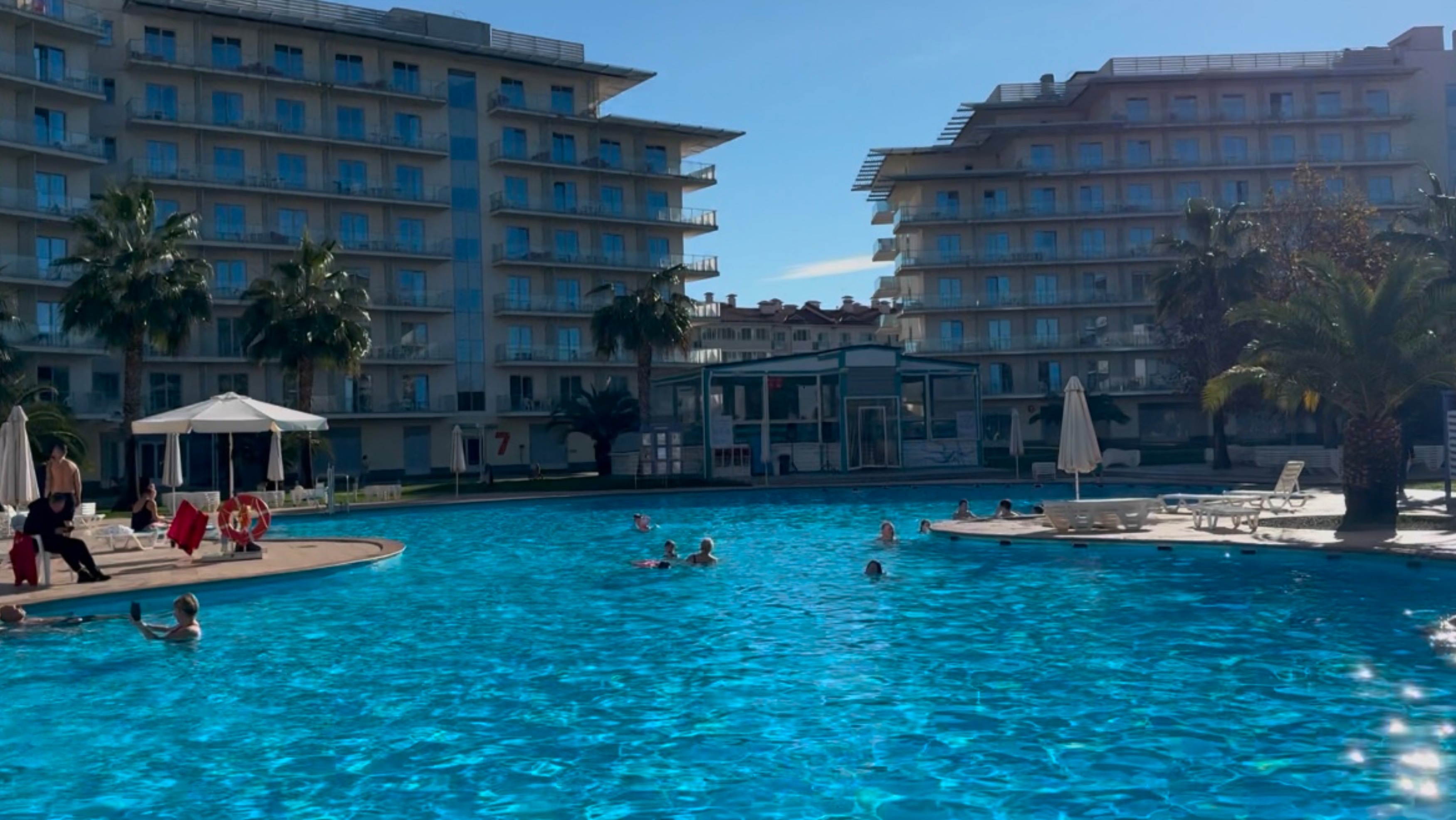 Приехали в Сочи Парк Отель 🌴 В декабре тепло, люди купаются в подогреваемом бассейне смотреть онлайн