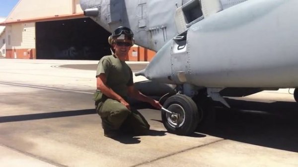 Морпехи Калифорнии HMM-764: Неожиданная сторона службы (Katy Perry)