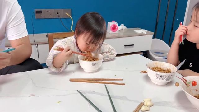 姥姥午饭做了蒸面条，宝宝和姐姐比赛，看谁吃得快，俩人吃相真逗 смотреть онлайн