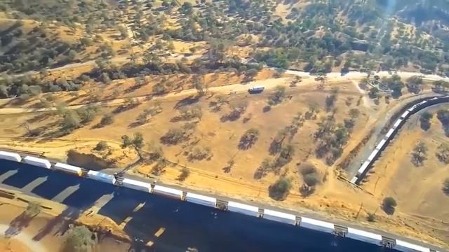 Великолепное наблюдение с высоты птичьего полета за подземной и надземной железной дорогой смотреть онлайн