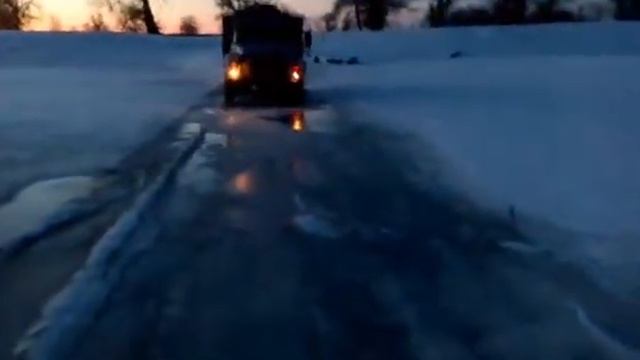 ЗИЛ 130 переплывает речку!!водила привет! смотреть онлайн