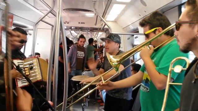 Música en el metro (Larry Cumbia) смотреть онлайн