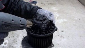 Как снять мотор отопителя Киа Рио, Хендай Солярис. Разборка, замена щеток, смазка, сборка.