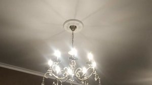 Ремонт натяжного потолка. Порвался возле люстры.