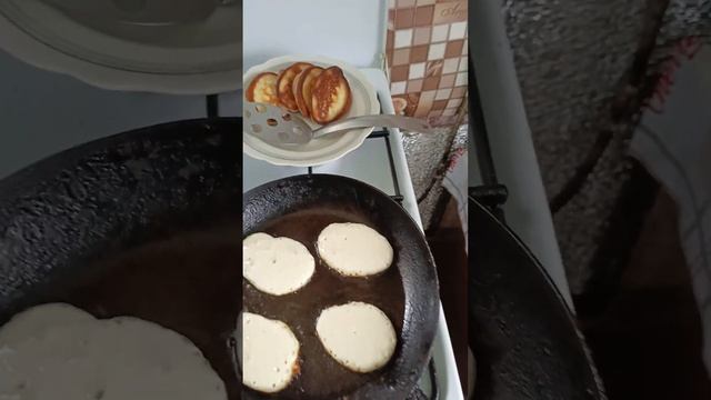 Варю кашу и жарю оладьи. смотреть онлайн