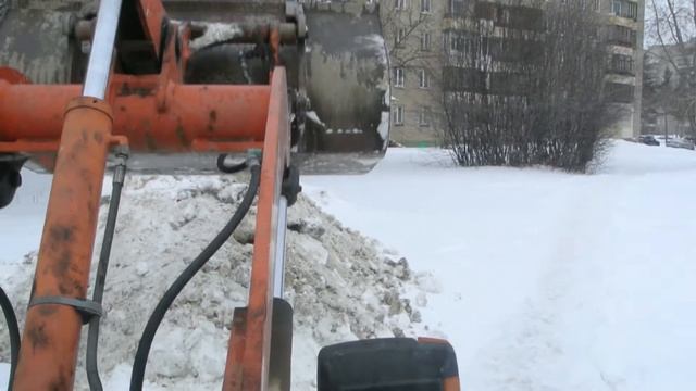 Очищаю пешеходный переход возле Вечного огня. 27.03.2018 смотреть онлайн