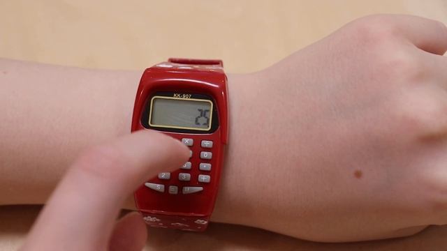 Calculator watch on girl's wrist - часы - калькулятор смотреть онлайн