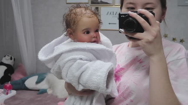Реборн Ева искупалась! Bath Baby Routine! Неделя Влогов День 1 смотреть онлайн