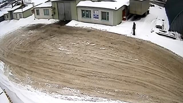 Рыжик прыгает с крыши