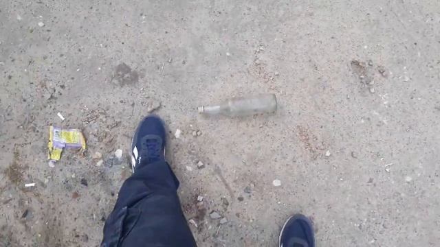 Можно ли разбить стеклянную бутылку ногой? смотреть онлайн