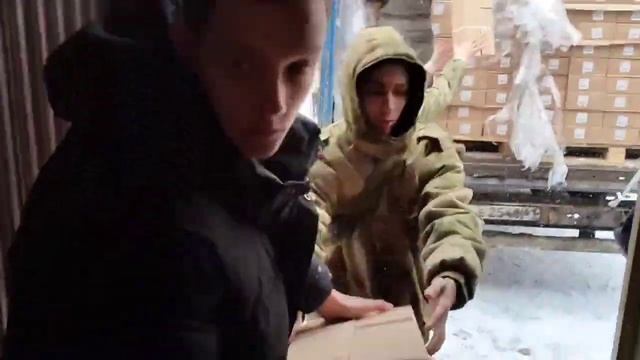 Коновалов разгружает груз для бойцов смотреть онлайн
