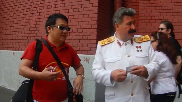 10 мая 2013. Москва.Красная площадь. Ким и двойник Сталина смотреть онлайн