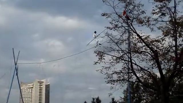 Канатоходец бегает с закрытыми глазами! смотреть онлайн