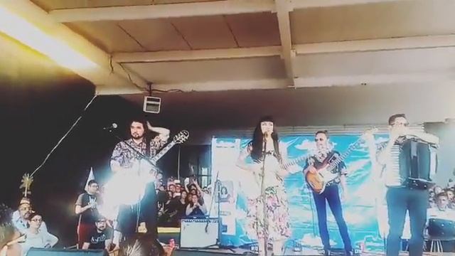 Mon Laferte se enoja en firma de autografos смотреть онлайн