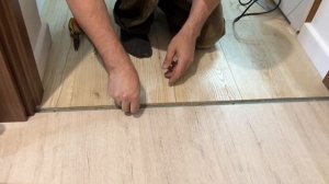 Установка плоского порога за 2 минуты. Вот для чего нужен РЕНОВАТОР. Межкомнатные двери