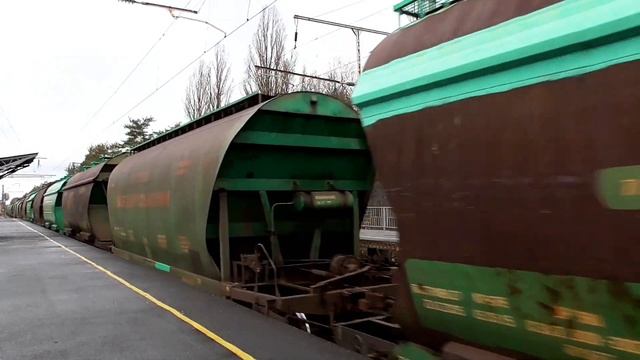 Электровоз ВЛ80К-520 следует с грузовым поездом на перегоне смотреть онлайн