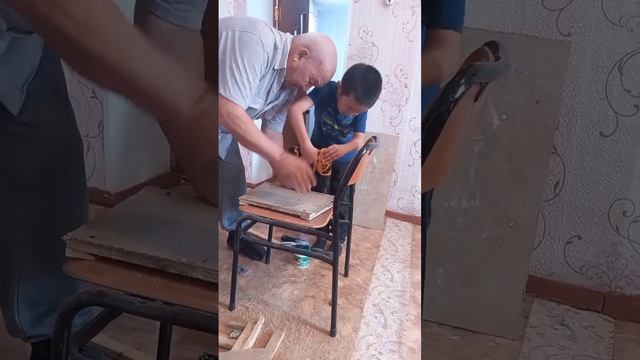 Дөйт, Тоқалар! Қырғыз Тоқа Көшербаев Жалғасбектің ұлы. Атасы екеуі құс үйін жасауда смотреть онлайн