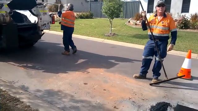 Ямочный ремонт дороги в Австралии смотреть онлайн