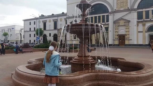 прогулка с Басиком возле фонтана на вокзале смотреть онлайн