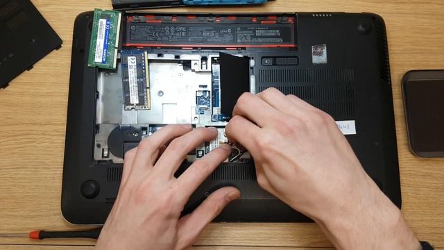 HP Envy 15 remove hard drive, bios battery and reset clocks by defusing motherboard смотреть онлайн