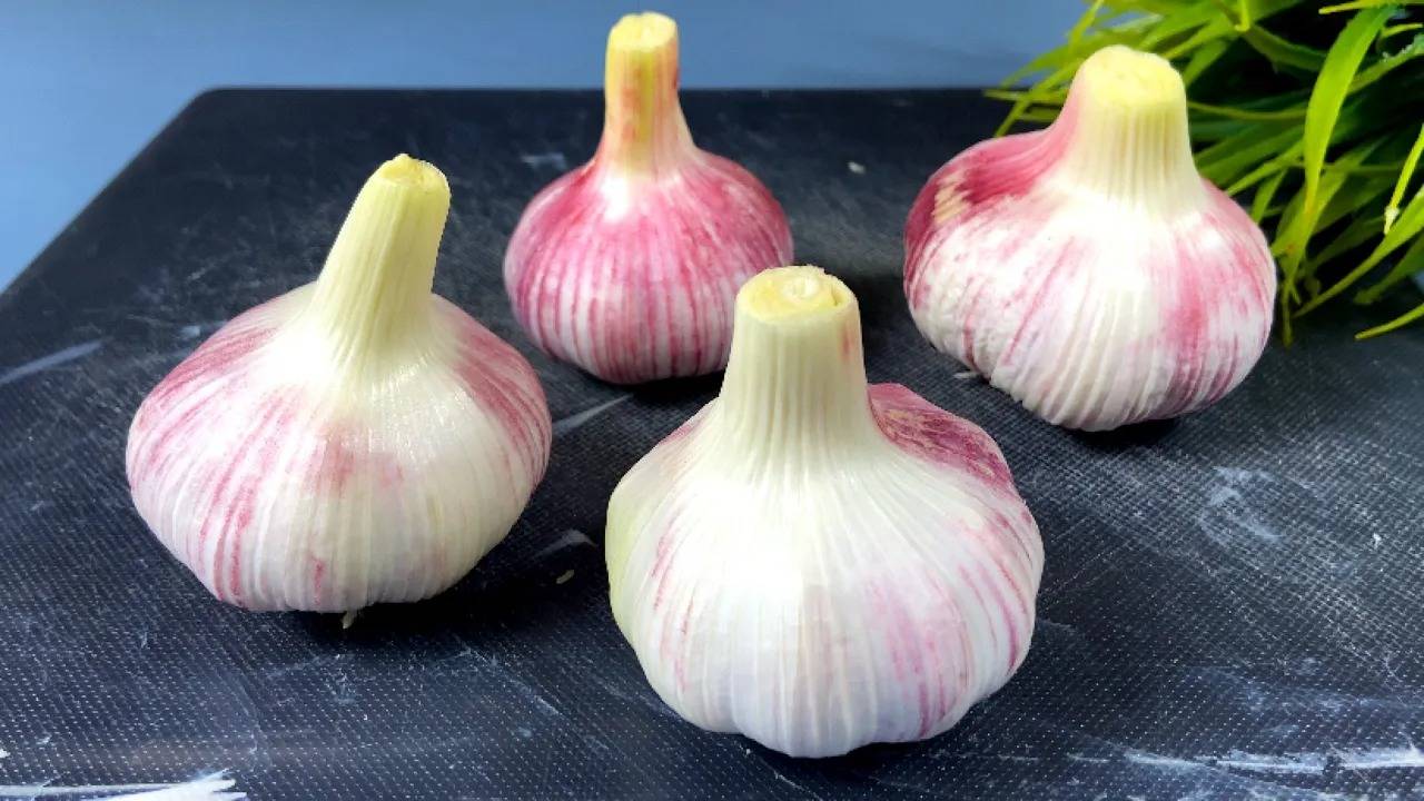 На праздник ОБЯЗАТЕЛЬНО запекаю чеснок в ДУХОВКЕ! Намазал на ХЛЕБ и добавляй что ХОЧЕШЬ! смотреть онлайн