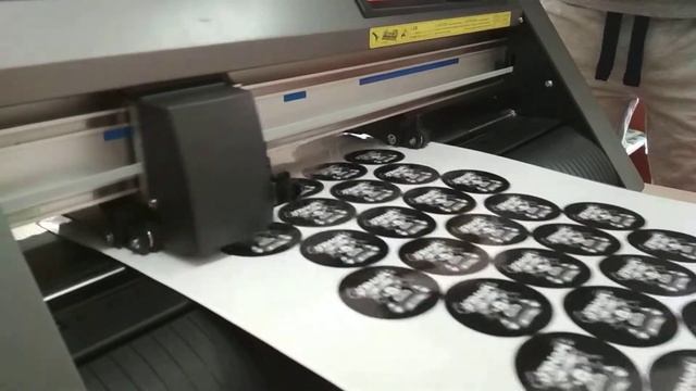 Плоттер Graphtec ce 6000-40. Вырезание магнитов по меткам смотреть онлайн