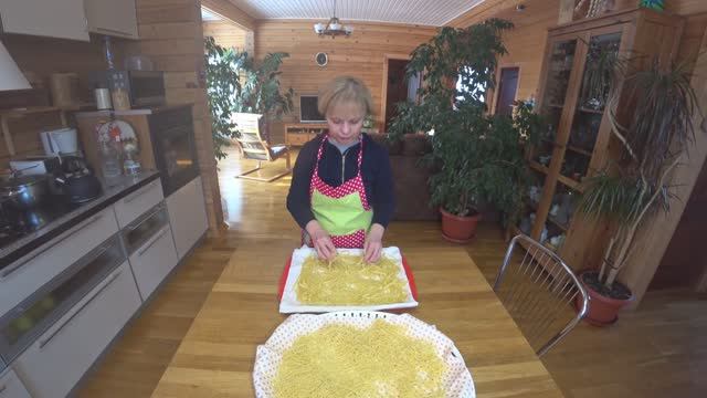 Как приготовить домашнюю лапшу смотреть онлайн