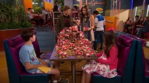 Грозная семейка | ОБКИДЫВАНИЕ ЕДОЙ с «Опасной семейкой» 1 час!    | Nickelodeon Cyrillic