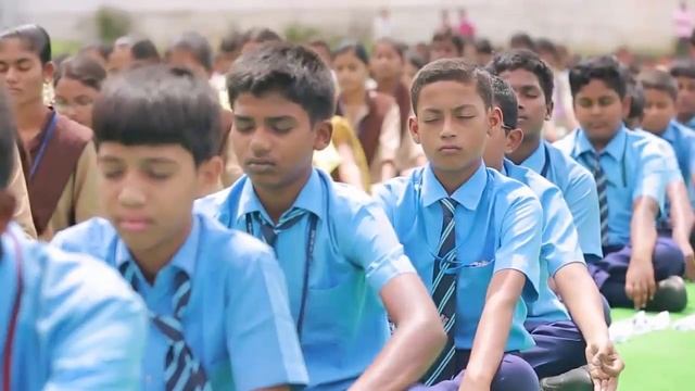 10,000 Студентов практикующих Трансцендентальную Медитацию в Мадхья Прадеш, Индия смотреть онлайн