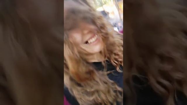 Счастливым быть не сложно, если есть батут ) смотреть онлайн