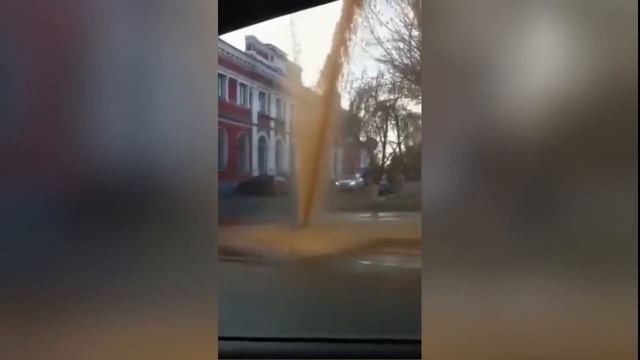 На Театральной площади забил двухметровый ржавый фонтан смотреть онлайн