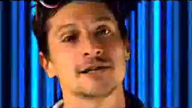 Simon Rex (L)