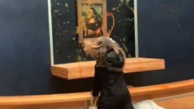 Mona Lisa: Protesters throw soup at da Vinci painting in Paris France смотреть онлайн