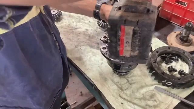 D22 Front Lokka Install and Diff Assembly смотреть онлайн