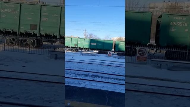 2ТЭ25КМ-0304 с грузовым на о.п Площадь Ленина. смотреть онлайн