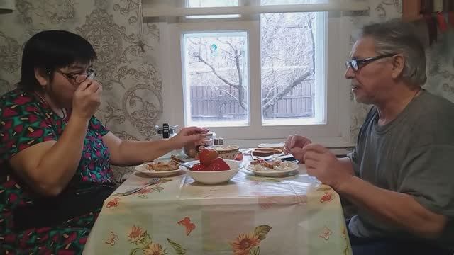 14.01.25. Жизнь в деревне - Что приготовила на обед, накрыли на стол, кушаем вкусно смотреть онлайн