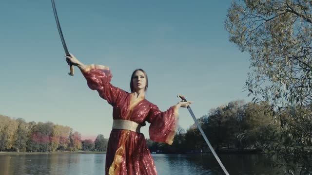 Девушка фланкирует казачьей шашкой. Рамира Шоу Ramira Show. Женская фланкировка. смотреть онлайн