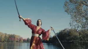 Девушка фланкирует казачьей шашкой. Рамира Шоу Ramira Show. Женская фланкировка.