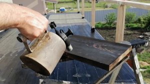 Поделки из дерева своими руками - обработка доски паяльной лампой.